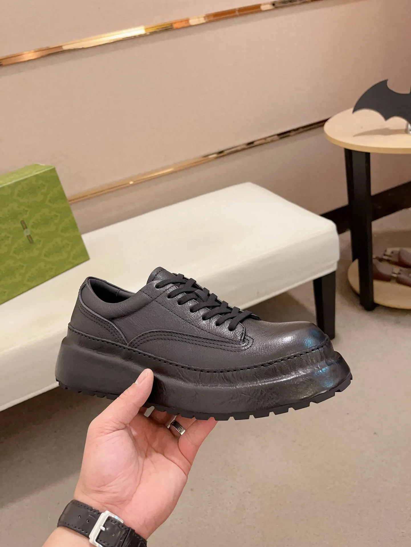 Men's shoes 💰: 680💰 Gucci (Gucci) new men's shoes, sold simultaneously on the official website, made from original orders, uppers made of first-layer cowhide, purely handmade craftsmanship 🌈 High-end first-layer genuine leather lining, original non-slip and wear-resistant outsole, fashionable and versatile, standard size .37-44. Can be customized 45-46